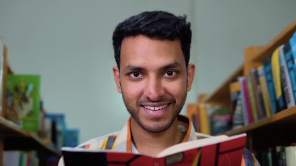 Glücklich Indisch Männlich Student Bei Die Bibliothek — Stockvideo