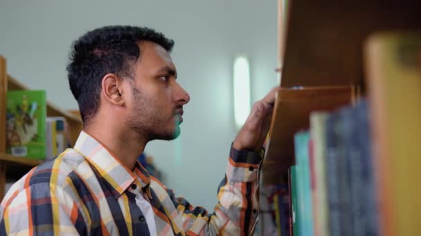 Индийский Студент Лет Собирает Литературу Образования Проверяет Информацию Книжном Магазине — стоковое видео
