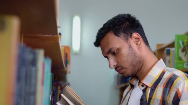 Індійський Студент Років Збирає Літературу Перевірки Освіти Книжковому Магазині — стокове відео
