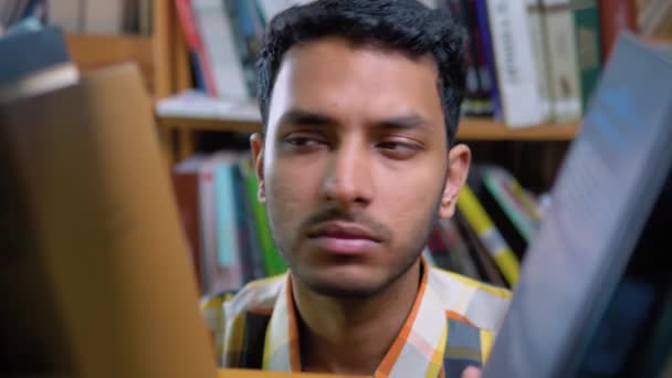 Индийский Студент Лет Собирает Литературу Образования Проверяет Информацию Университетской Библиотеке — стоковое видео