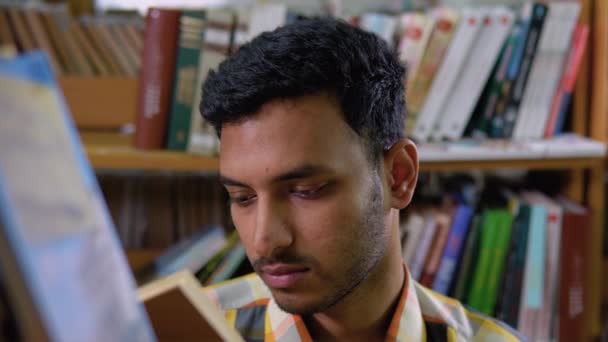 Hombre Indio Estudiante Años Recogiendo Literatura Para Educación Comprobando Información — Vídeos de Stock