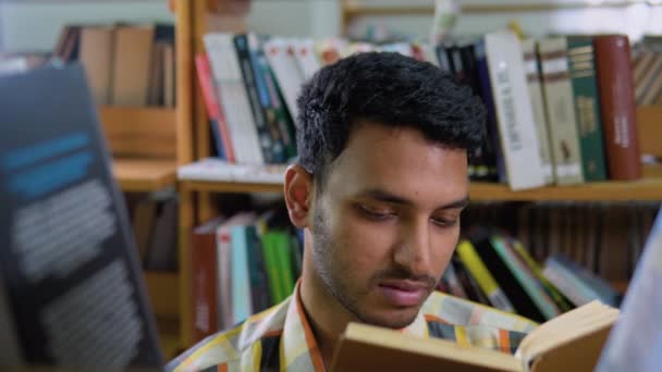 Młody Indianin Czyta Książki Poważną Miną Bibliotece Poważny Poczęty Student — Wideo stockowe