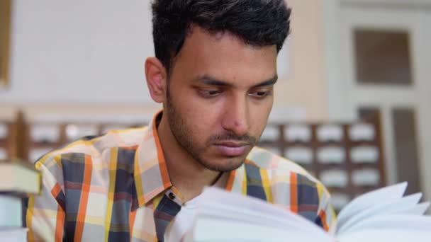 試験の準備をしているインド人学生 — ストック動画
