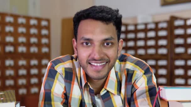 Portret Młodego Studenta Indii Bibliotece Uniwersyteckiej — Wideo stockowe