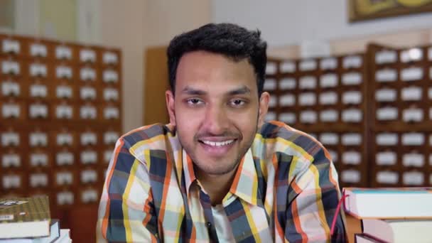 Портрет Молодого Индийского Студента Университетской Библиотеке Серьезный Продуманный Студент Готовится — стоковое видео