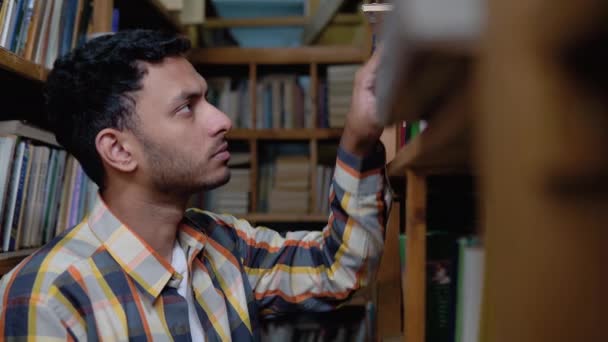 Jähriger Indischer Student Sucht Literatur Für Die Ausbildung Aus Und — Stockvideo