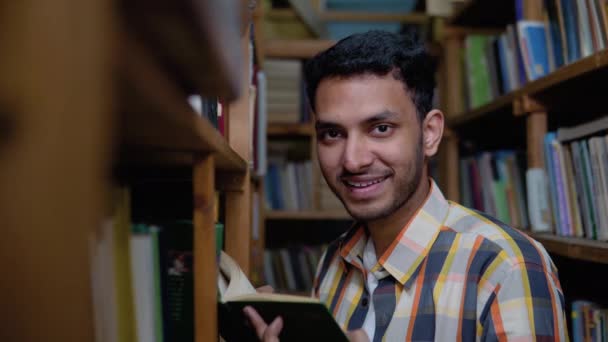 Fiatal Indiai Diák Tanul Könyvtárban Egy Diák Közkönyvtárban Komoly Fogantatott — Stock videók