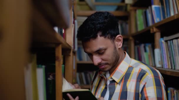 Młody Indyjski Student Studiujący Bibliotece Uczeń Bibliotece Publicznej Poważny Poczęty — Wideo stockowe