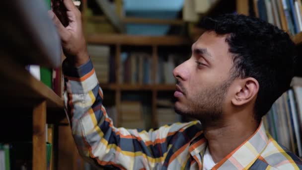 Умный Привлекательный Индийский Студент Фрилансер Повседневной Одежде Стоит Старой Библиотеке — стоковое видео