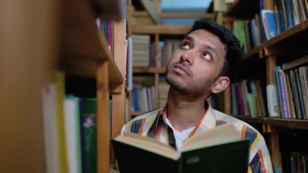 Университетская Библиотека Талантливый Индийский Мальчик Стоит Рядом Книгами Заданий Экзаменов — стоковое видео