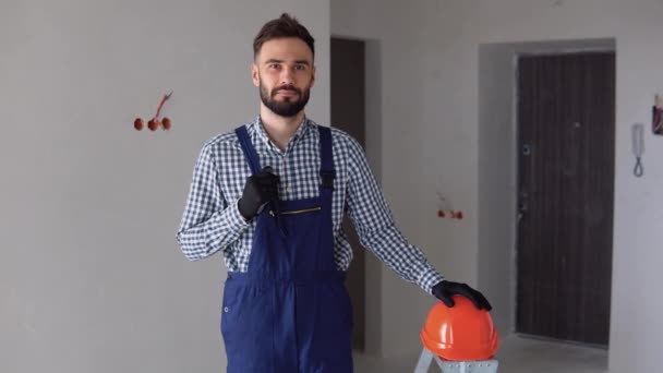Portret Van Een Positieve Man Bouwer Met Helm Reparatie Van — Stockvideo