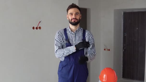 Joven Reparador Positivo Uniforme Pie Dentro Del Apartamento Mirando Cámara — Vídeo de stock