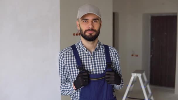 Positieve Jonge Reparateur Uniform Staan Binnen Appartement Kijken Naar Camera — Stockvideo
