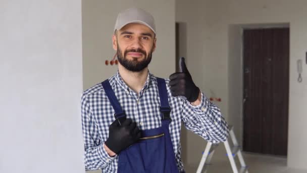 Joven Reparador Positivo Uniforme Pie Dentro Del Apartamento Mirando Cámara — Vídeos de Stock