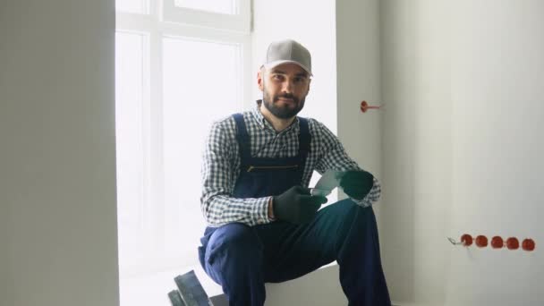 Portrait Constructeur Homme Positif Avec Truelle Flottante Travaux Réparation Appartement — Video