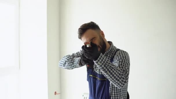 Jeune Travailleur Drôle Avec Joint Fenêtre Dépeint Tir Pendant Une — Video