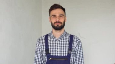 Pozitif insan yapımı işçinin portresi ve boya silindiri. Apartmanda tamirat yapılıyor..