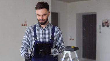 İnşaat. Genç ustabaşı, mühendis ya da müfettiş yeni proje tamamlanmadan önce inşaat alanının içini pano ile kontrol ediyor ve denetliyor. Müteahhit ve mühendislik konsepti