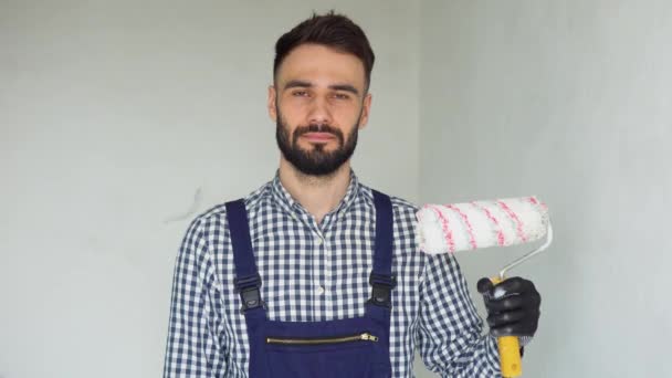 Portrét Konstruktéra Pozitivních Mužů Stavebním Dělníkem Válečkem Oprava Pracuje Bytě — Stock video