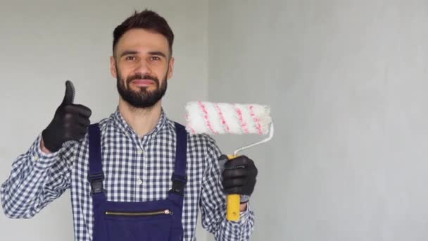 Portrait Constructeur Homme Positif Travailleur Construction Avec Rouleau Peinture Travaux — Video