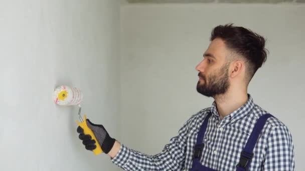 Travailleur Construction Déplacement Rouleau Peinture Sur Mur Dans Une Nouvelle — Video
