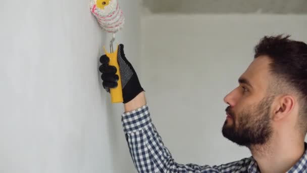 Junger Arbeiter Bemalt Wand Zimmer — Stockvideo