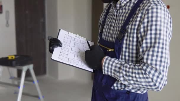 Hombre Constructor Uniforme Examinando Documentación Del Proyecto Trabajos Reparación Apartamento — Vídeos de Stock