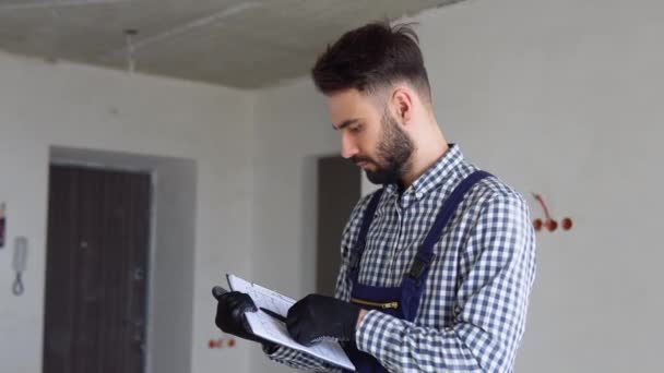 Homme Constructeur Uniforme Examen Documentation Projet Travaux Réparation Dans Appartement — Video