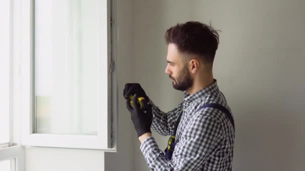 Ein Reparateur Repariert Fenster Neuer Wohnung — Stockvideo