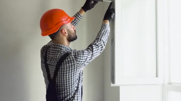 Travailleur Installe Ajuste Une Nouvelle Fenêtre Plastique Dans Maison Réparateur — Video