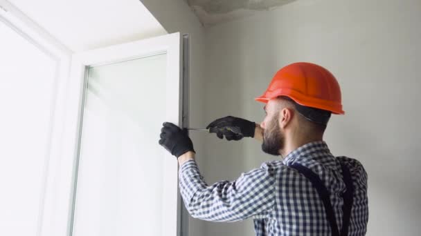 Trabajador Instala Ajusta Una Nueva Ventana Plástico Casa Reparador Regula — Vídeos de Stock