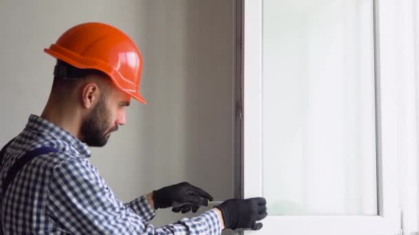 Reparador Arreglando Ventanas Apartamento Nuevo — Vídeos de Stock
