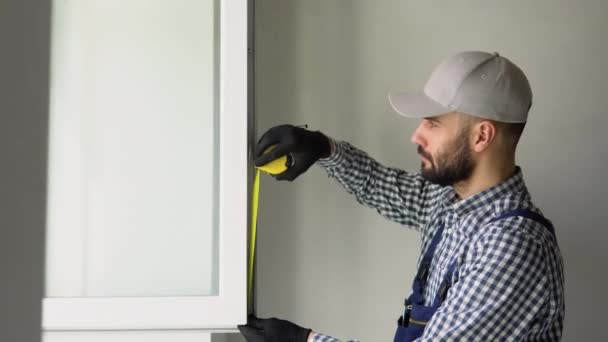 Εργαζόμενος Εγκαθιστά Και Ρυθμίζει Ένα Νέο Πλαστικό Παράθυρο Στο Σπίτι — Αρχείο Βίντεο