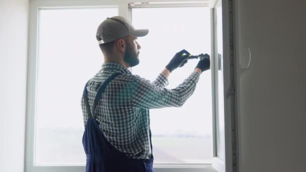 Üniformalı Adam Bir Tornavidayla Pvc Pencere Kurulumu Yapıyor — Stok video