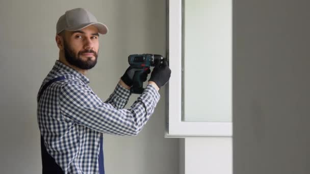 新しいアパートの窓を修理する男 — ストック動画