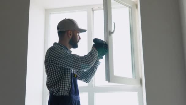 Maître Installateur Salopette Installation Réglage Des Fenêtres Pvc Dans Bureau — Video