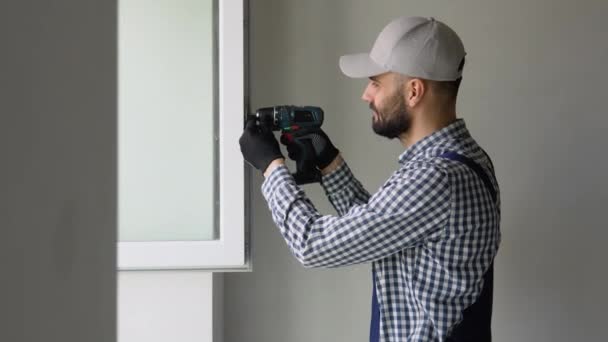 Ein Reparateur Repariert Fenster Neuer Wohnung — Stockvideo