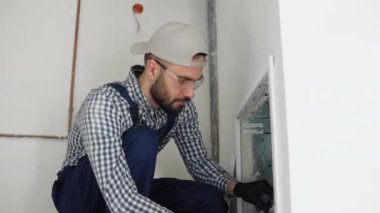 Isıtma mühendisi kazan dairesine modern ısıtma sistemi kuruyor.