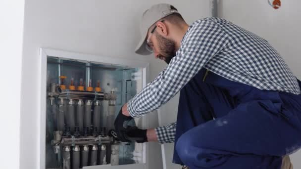 Heizungsbauer Installiert Moderne Heizungsanlage Heizungsraum Heizung Und Fußbodenheizung — Stockvideo