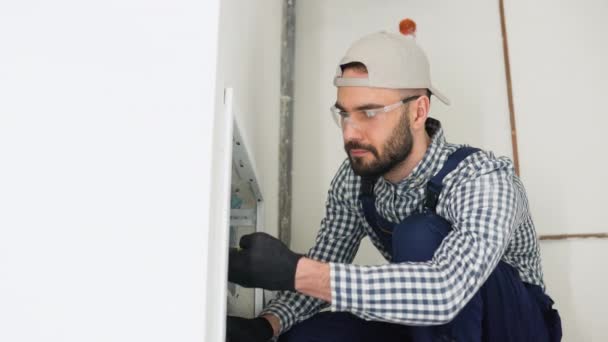 ボイラー室に近代的な暖房システムを設置する暖房技術者 — ストック動画