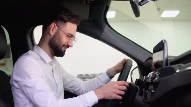 Satın almadan önce aracı inceleyen bir adam. Araba al..