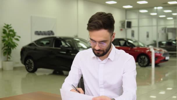 Autodiler Membuat Kesepakatan Menandatangani Dokumen Penjualan Mobil Ketika Duduk Meja — Stok Video