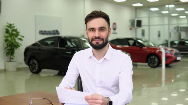 Autodiler Membuat Kesepakatan Menandatangani Dokumen Penjualan Mobil Ketika Duduk Meja — Stok Video
