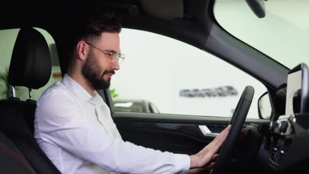 Boldog Ember Elektromos Autó Bolt Kereskedés Ünnepelni Vásárol Jármű — Stock videók