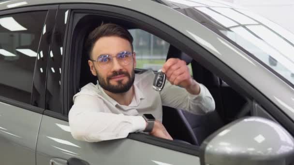 Business Man Tersenyum Dan Menampilkan Kunci Mobil — Stok Video