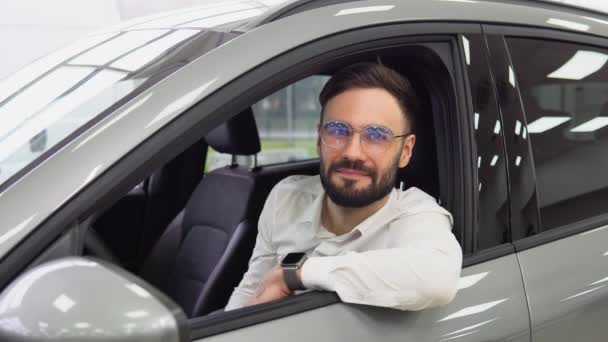 Business Man Tersenyum Dan Menampilkan Kunci Dealer Mobil — Stok Video