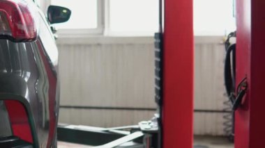 Servis asansörünün yakın görüntüsü. Yolcu vagonu düzenli teftiş ya da yıllık bakım için kaldırma aracına biner..