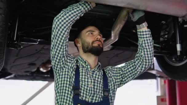 Araba Tamirhanesinde Çalışan Deneyimli Bir Tamirci — Stok video