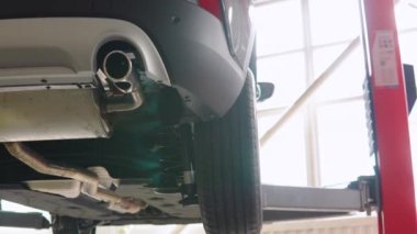 Servis asansörünün yakın görüntüsü. Yolcu vagonu düzenli teftiş ya da yıllık bakım için kaldırma aracına biner..