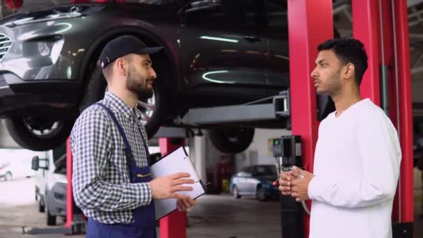 Souriant Mécanicien Automobile Client Indien Serrant Main Service — Video